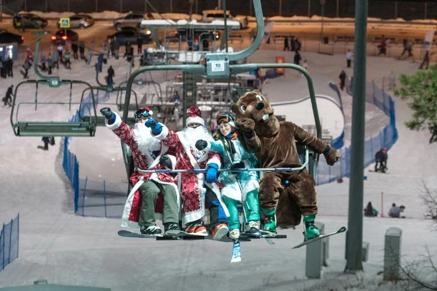 30.12 – горнолыжно-сноубордический флешмоб Дедов Морозов и Снегурочек в «Бобровом логу»