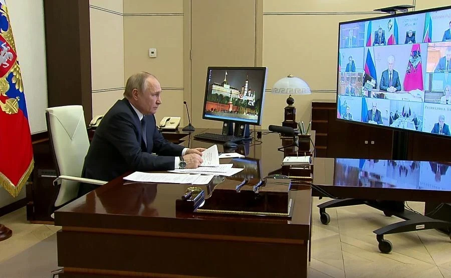 Владимир Путин обязал губернаторов обеспечить социально-экономическую стабильность в стране
