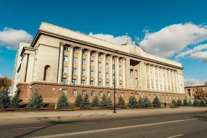 Между Сциллой и Харибдой
