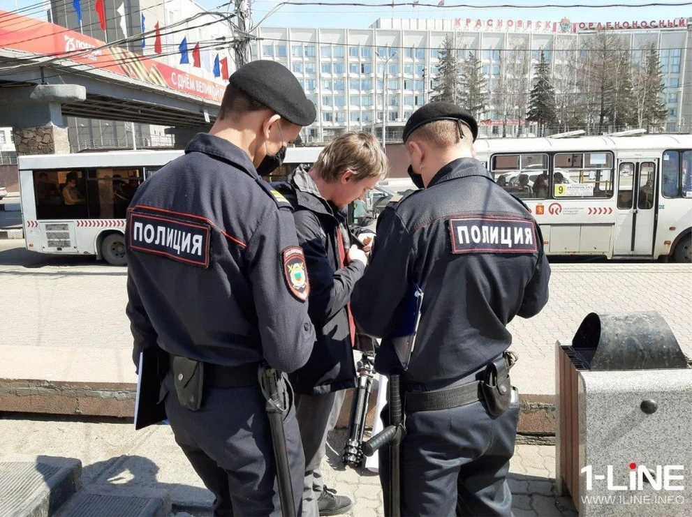 Красноярские полицейские проверяют электронные пропуска. Как это происходит?