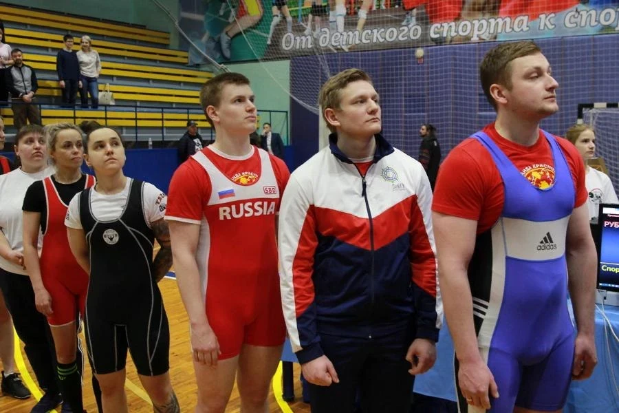 Выходят на арену силачи
