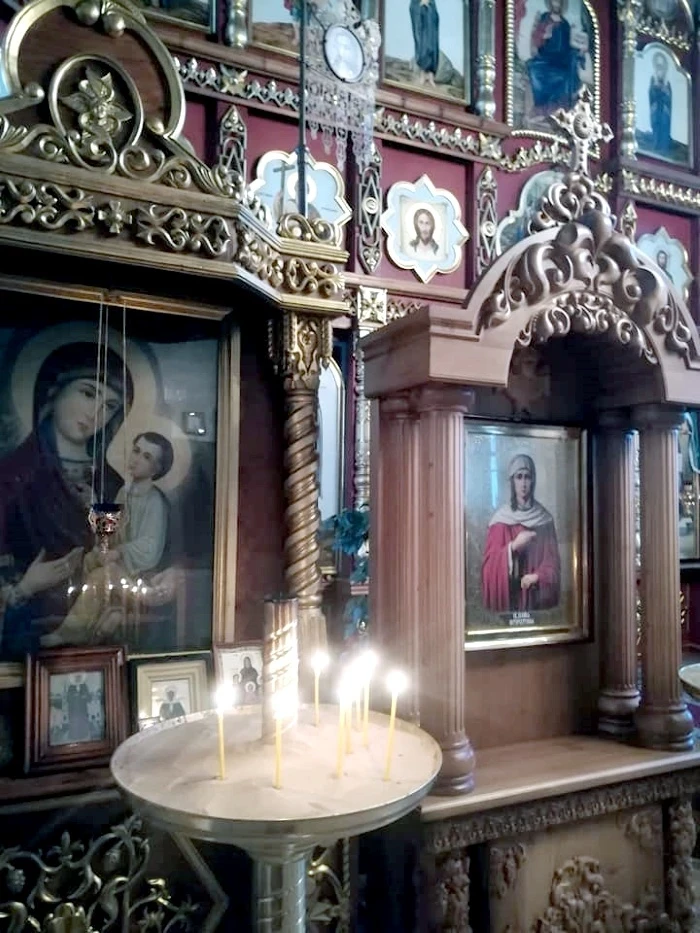 Храм святых апостолов Петра и Павла в Салаире внутреннее убранство.jpg