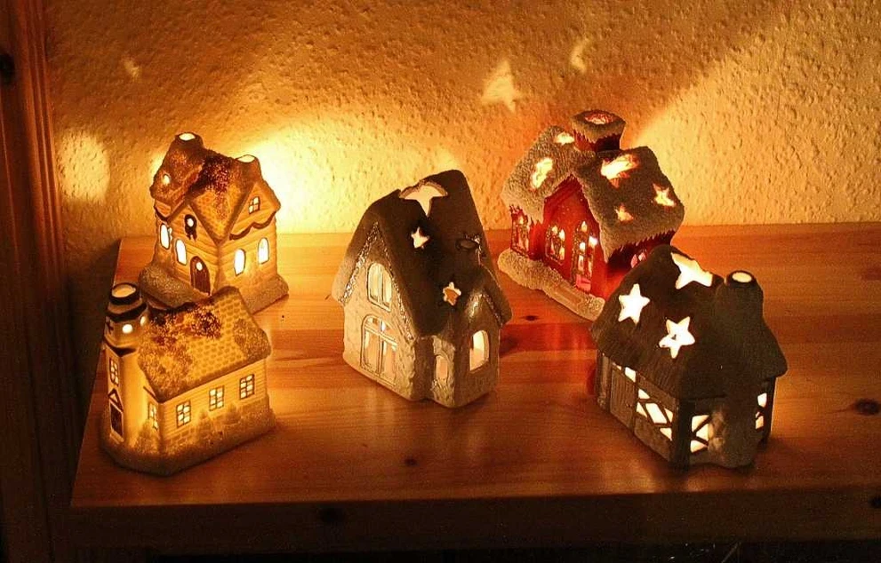 candles-houses-547346_1920.jpg