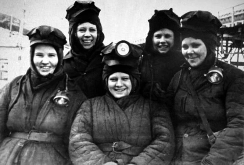 brigada-pered-spuskom-rudnik-ugolnyj-ruchej.-1950-e-gody.jpg