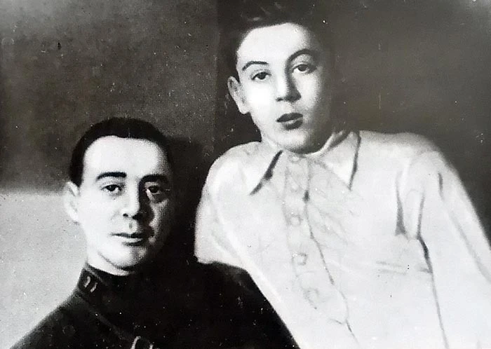 Павел Аллилуев (слева) и Василий Сталин.jpg
