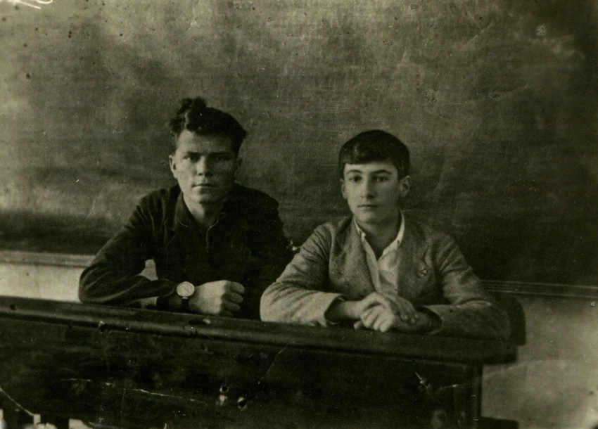 VF_6769-3._Fotografiya._Belinskij_E.S._sprava_v_klasse__za_partoj_s_odnoklassnikom_v_Severo-Enisejskoj_shkole._Konec_1930-h_gg._2.jpg