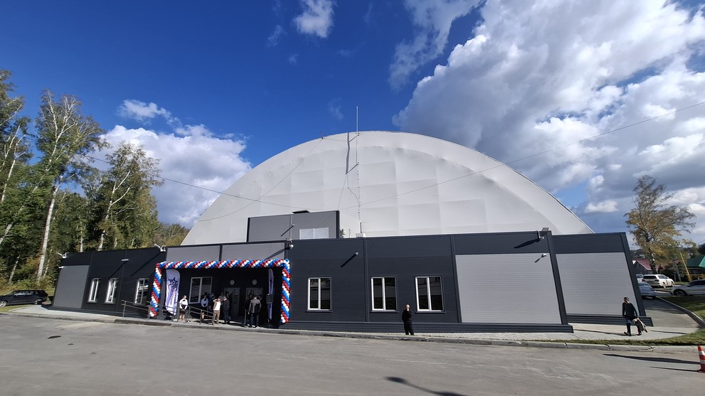 В Новосибирске открылся новый футбольный манеж с шестью полями