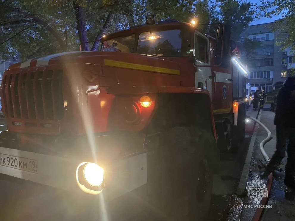 Пожарные спасли 21 человека из горящего дома в Хакасии