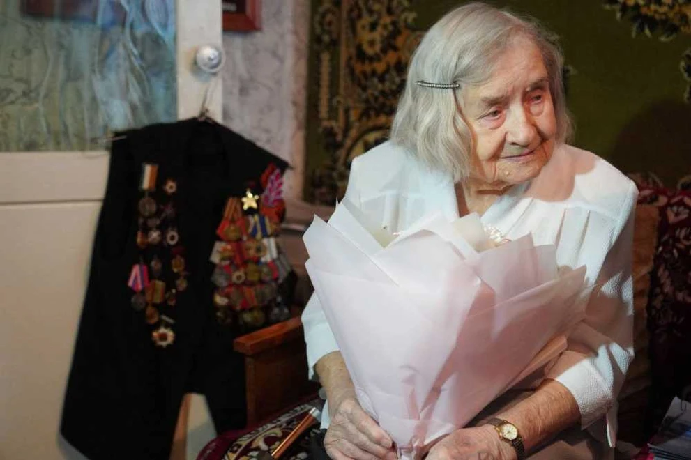 В Кемерове поздравили с 102-летием легендарную пулемётчицу 