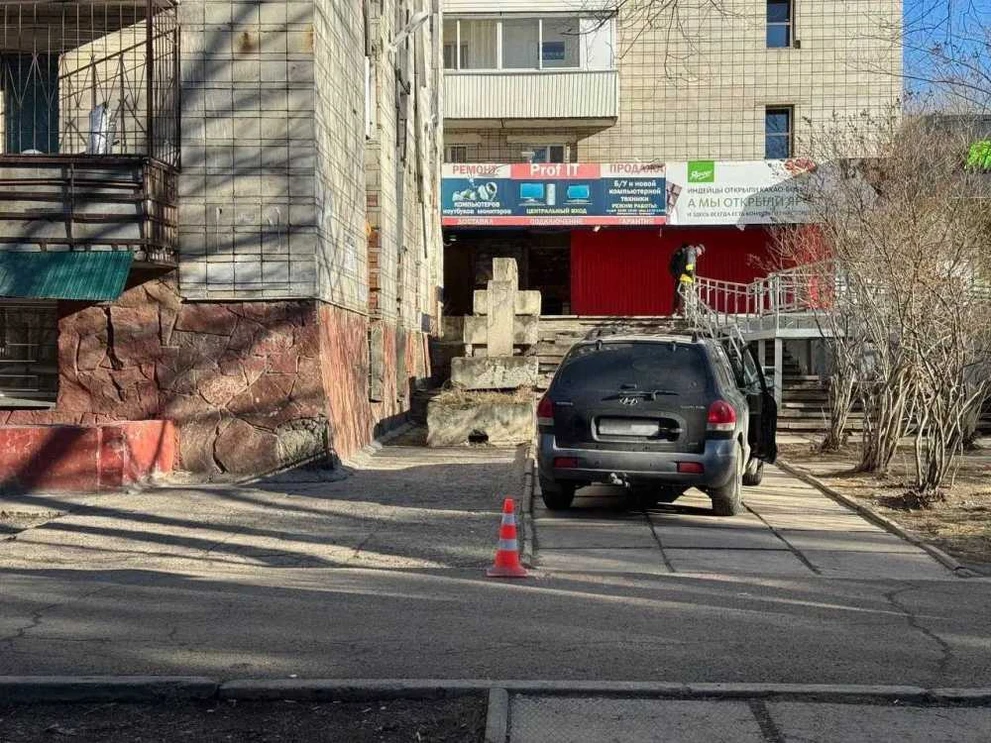 В городе-спутнике Красноярска насмерть сбили женщину во дворе 