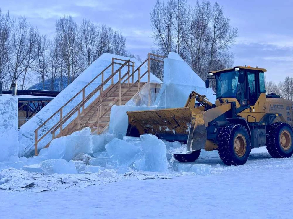 В Красноярске на главной городской ёлке демонтируют ледовый городок