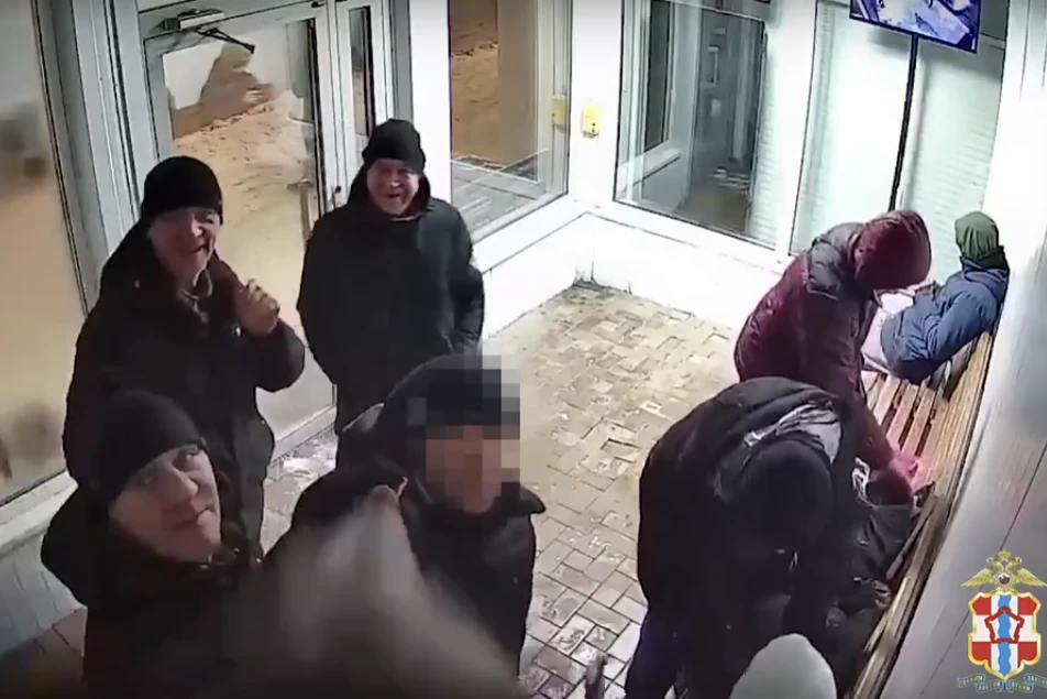В Омске задержали граждан, повредивших остановку на улице Дианова