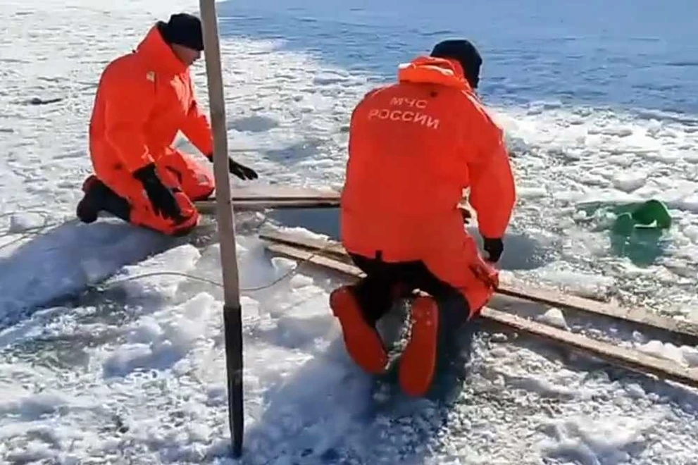 На Байкале под лёд провалилась машина с двумя рыбаками
