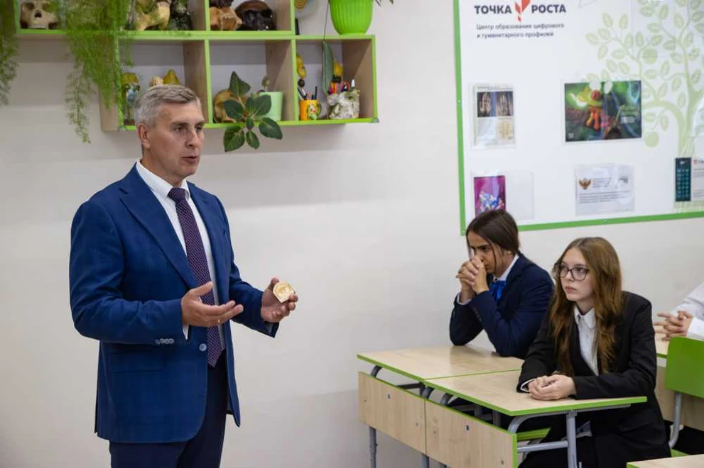 Алексей Додатко провёл урок в одной из школ Красноярского края