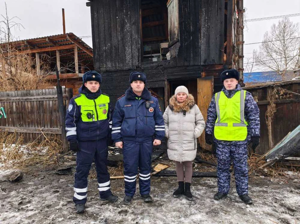 На юге Красноярского края полицейские предупредили жильцов о пожаре