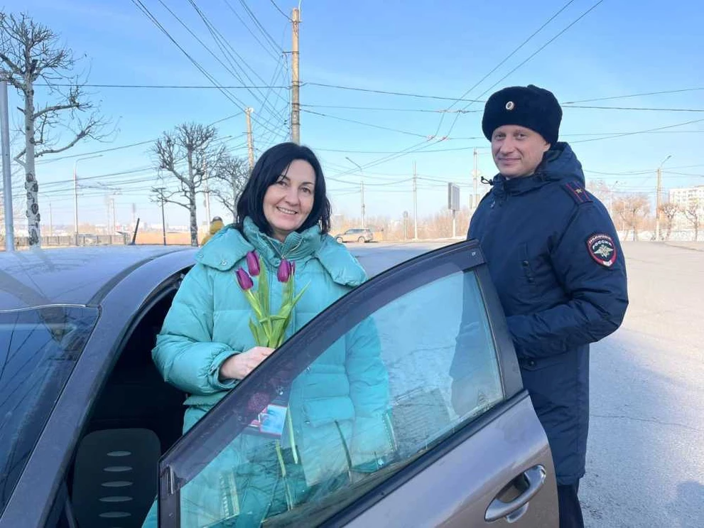 В Красноярске госавтоинспекторы дарят цветы женщинам-водителям