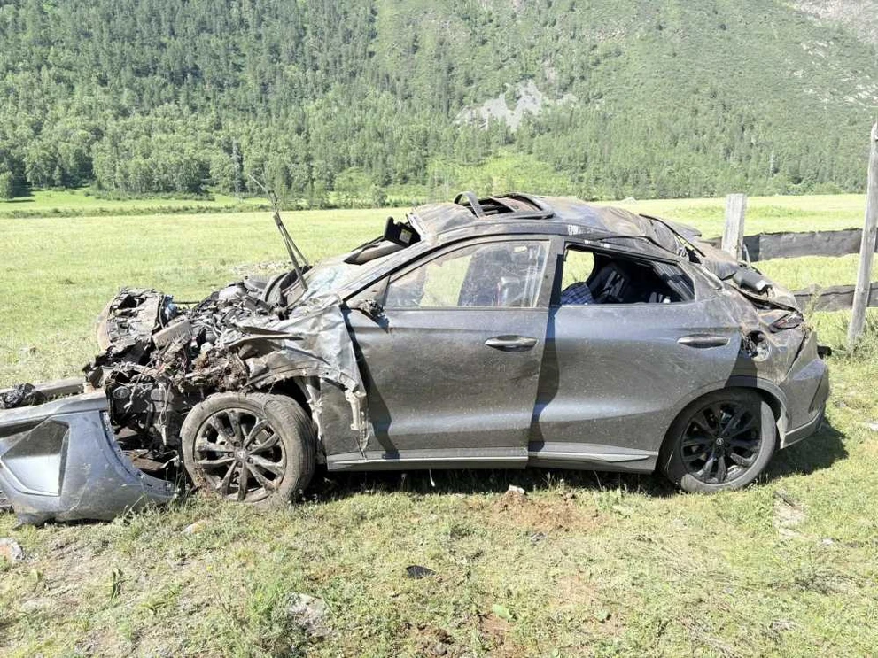 На Алтае перевернулся автомобиль с туристами из Казахстана