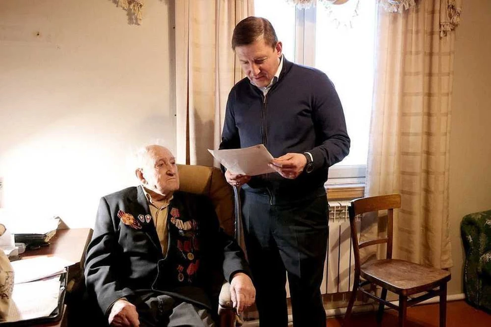 Глава Республики Алтай торжественно вручил медаль ветерану к 80-летию Победы