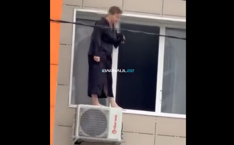 В Барнауле женщина забралась на внешний блок кондиционера