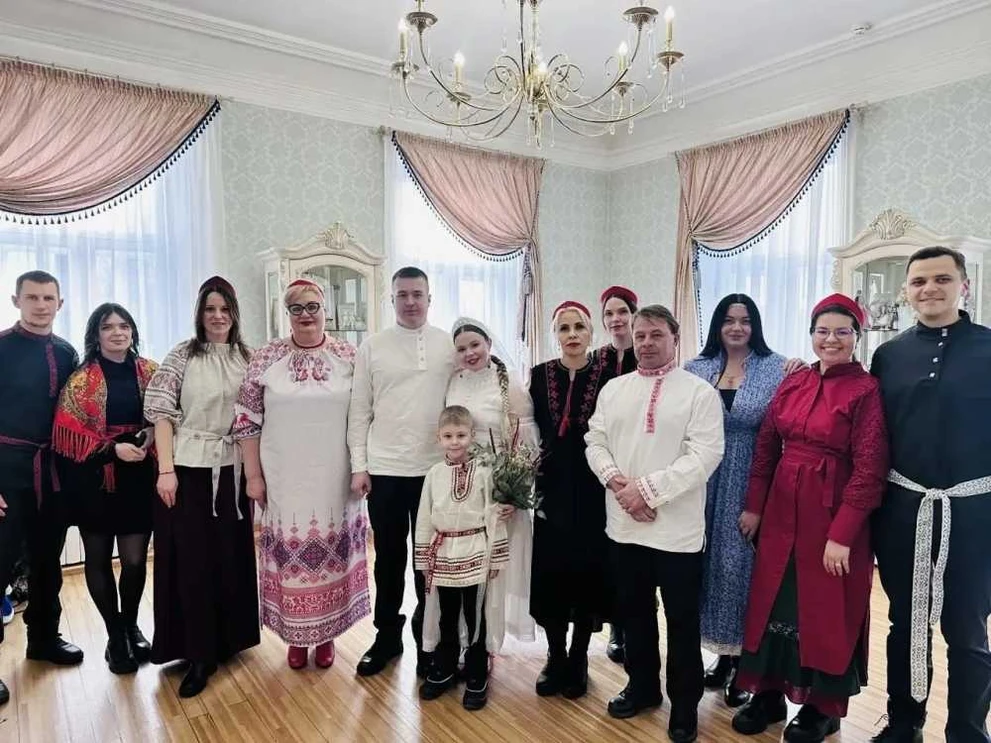 В Красноярске в Год единства народов прошла свадьба в русском народном стиле 