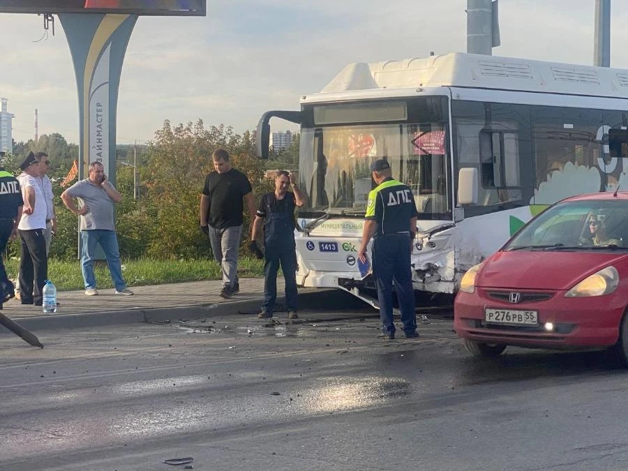 В Омске в ДТП с рейсовым автобусом пострадали 6 человек