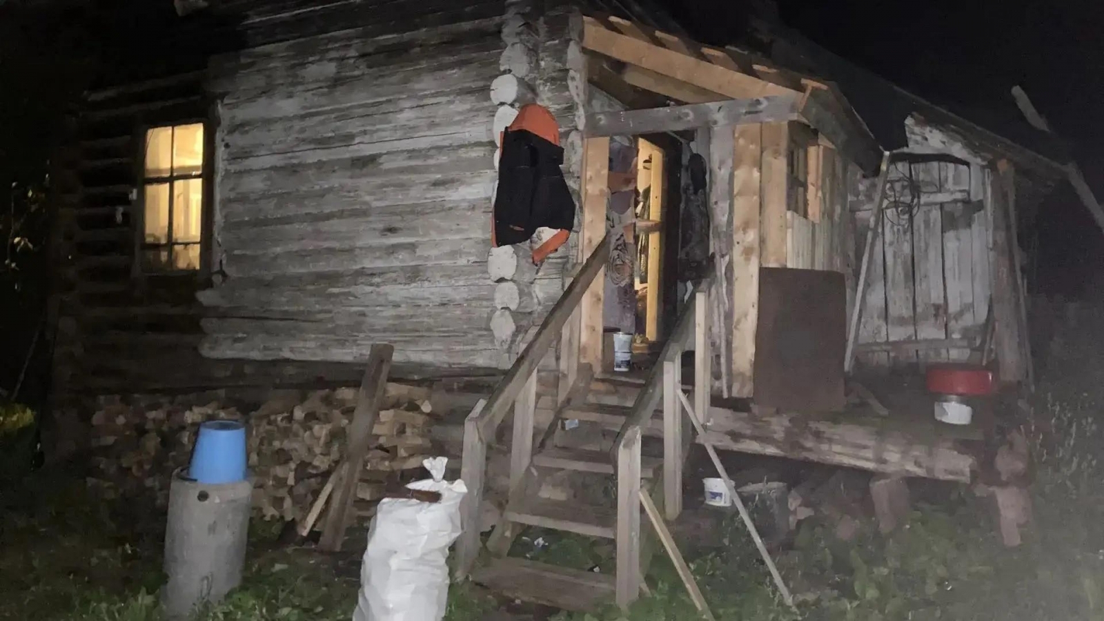Житель Алтая напал на знакомого с ножом на глазах женщины