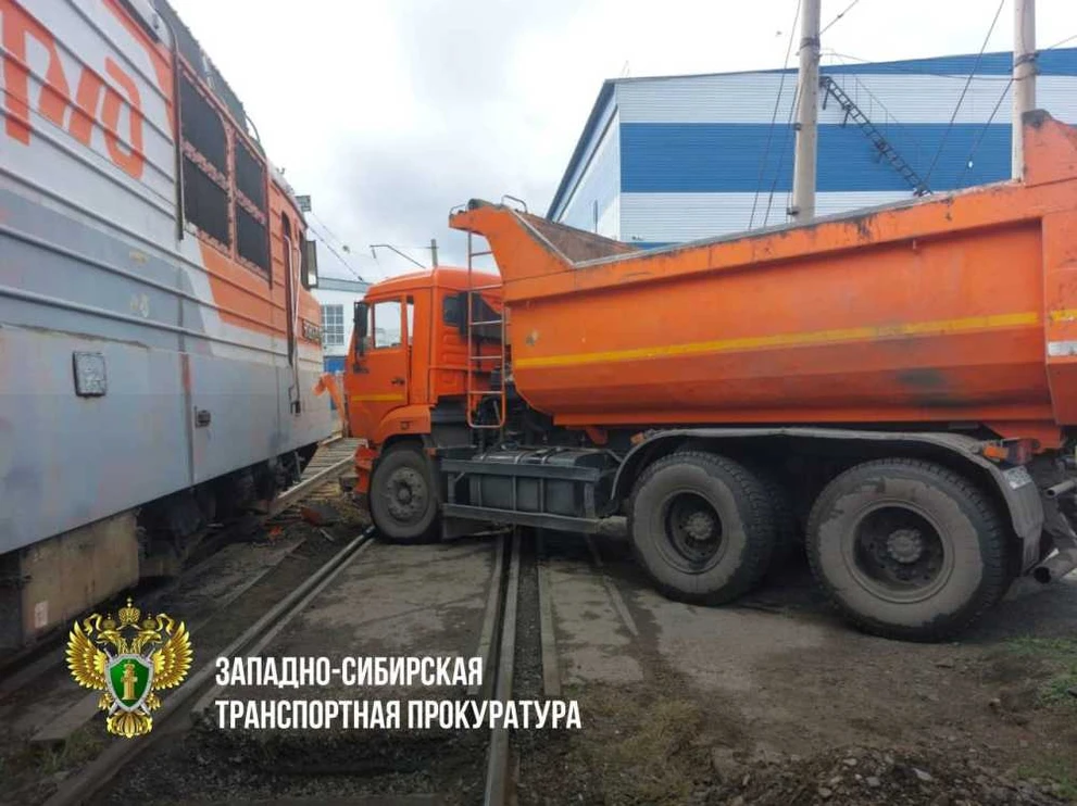 В Красноярском крае произошло столкновение тепловоза и КамАЗа  