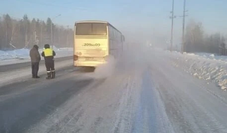 Полицейские спасли пассажиров замерзающего автобуса в Томской области