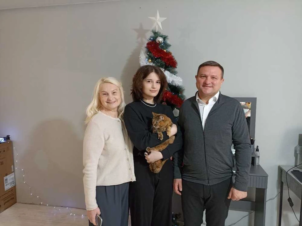 Александр Дроздов помог получить квартиру 19-летней сироте Екатерине Оглоблиной