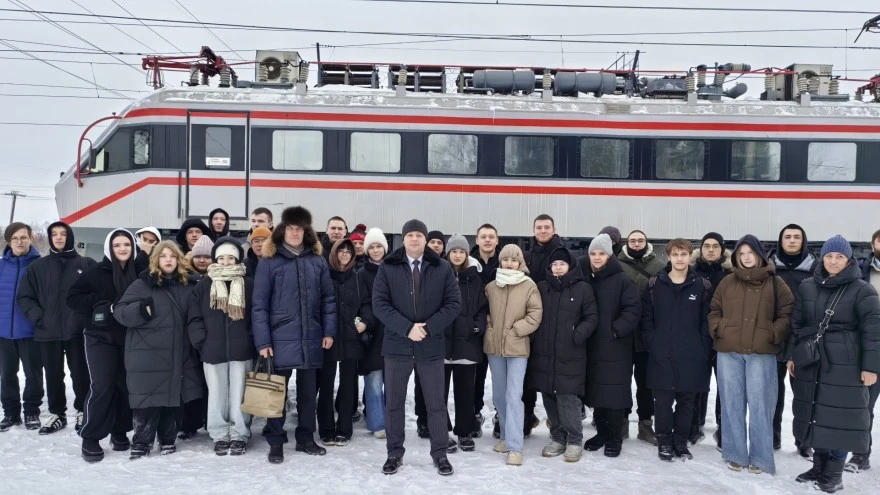 В Омской области будущих железнодорожников познакомили с работой энергетиков стальной магистрали