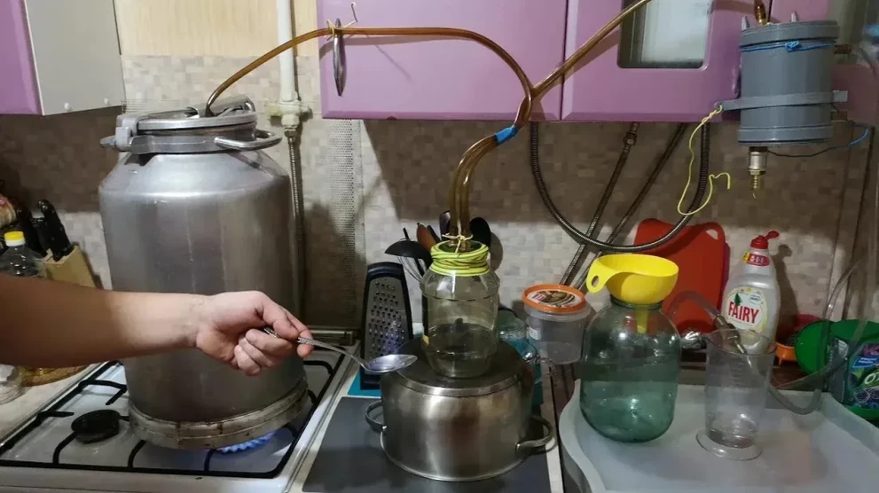 В Красноярском крае суд ожидает женщину за повторную продажу самогона