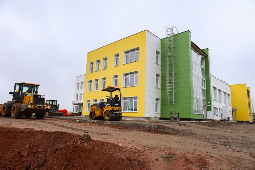 Губернатор Красноярского края осмотрел строительство детского сада в Солонцах