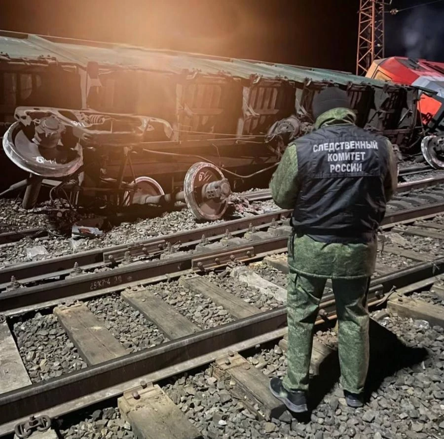 В Красноярском крае с рельсов сошли 2 вагона и локомотив
