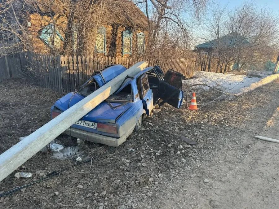 В Иркутской области ВАЗ-2107 с водителем без прав «обнял столб»