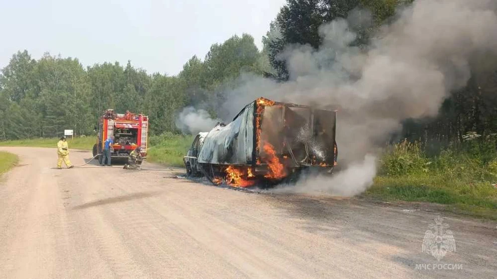 В Красноярском крае на трассе загорелся грузовик