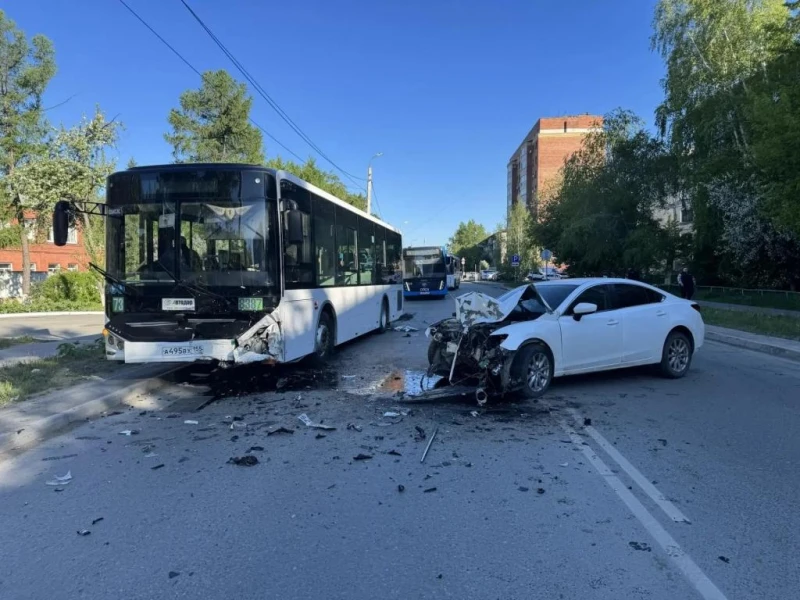 В Омске легковушка вылетела на встречку и врезалась в пассажирский автобус  