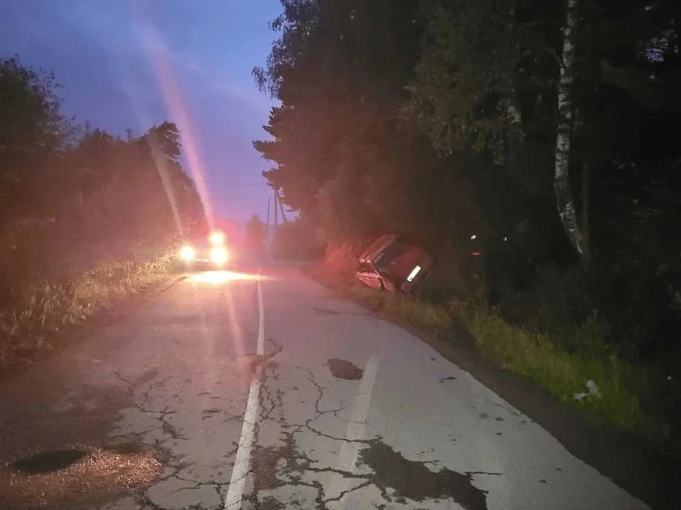 В Республике Алтай молодой водитель съехал в кювет и покалечил пассажирку