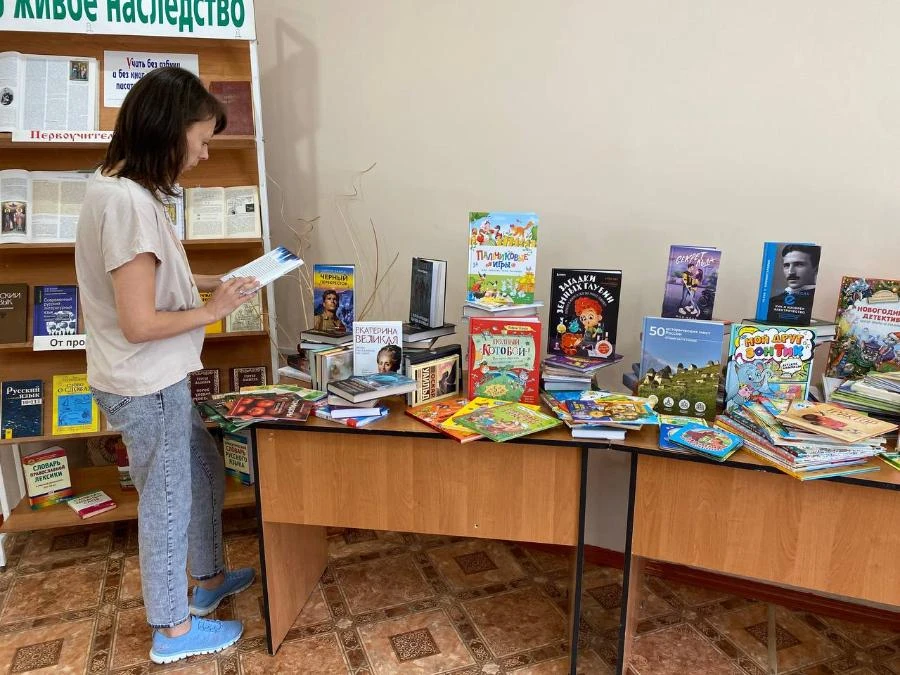 В Красноярском крае гидроэнергетики помогли пополнить книжный фонд районной библиотеки