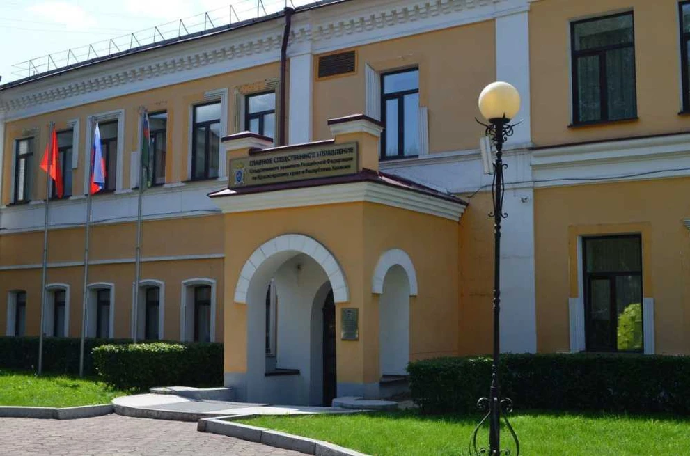 В Красноярске расследовано дело о взятках полицейского и работника пункта ТО
