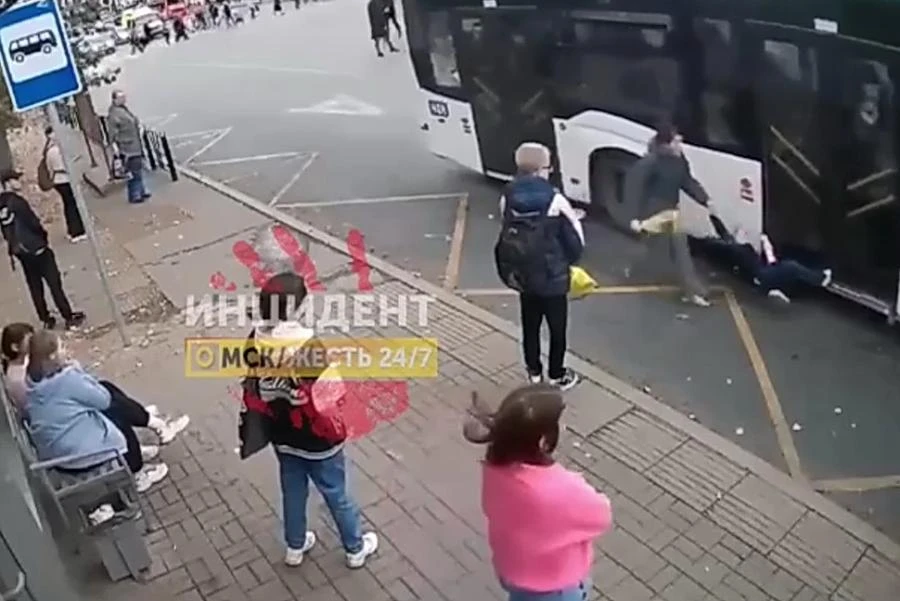 В Омске автобус протащил десятки метров зажатого дверями 5-летнего мальчика