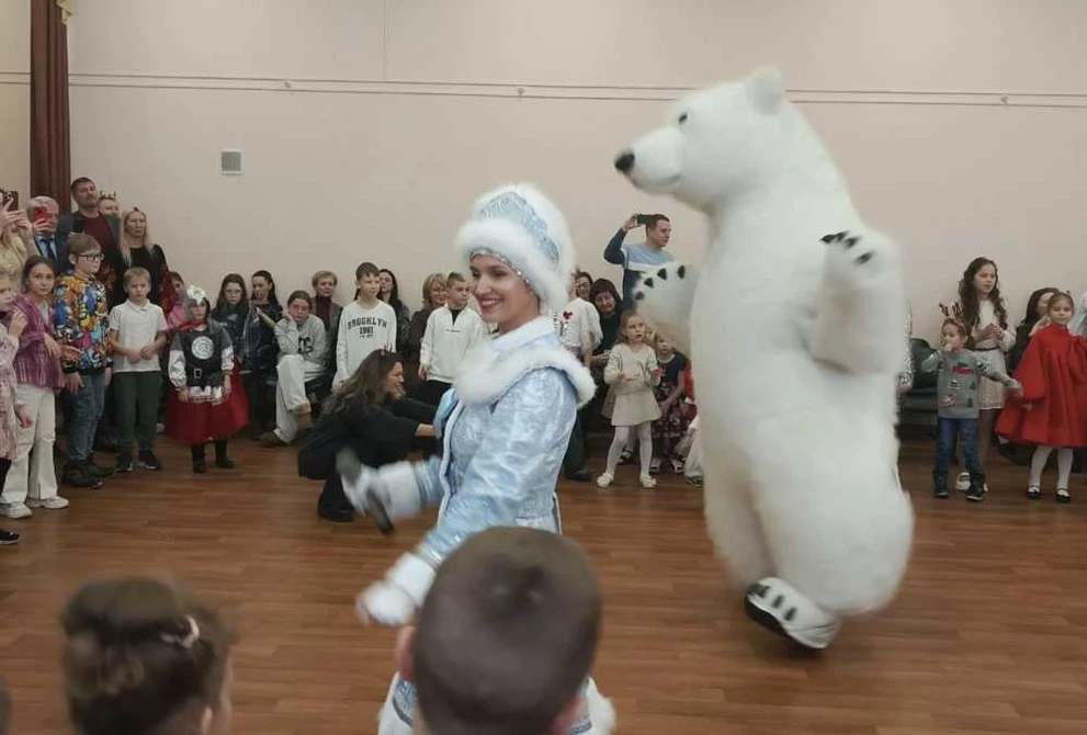 Партийцы Красноярска провели для детей новогодний праздник