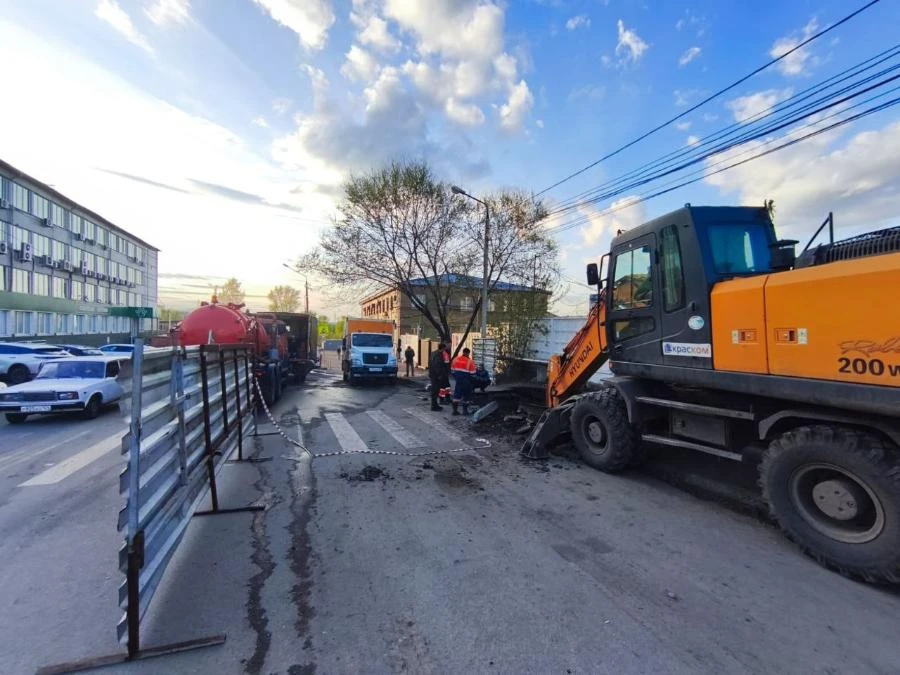 В Красноярске продолжают устранять последствия повреждения магистрального водопровода