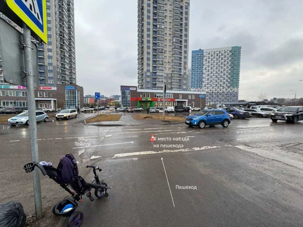 В Красноярске на пешеходном переходе сбили мать с коляской