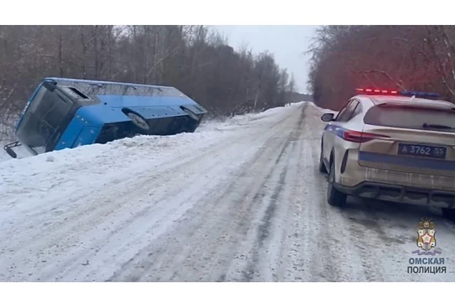 В Омской области улетел с дороги рейсовый автобус