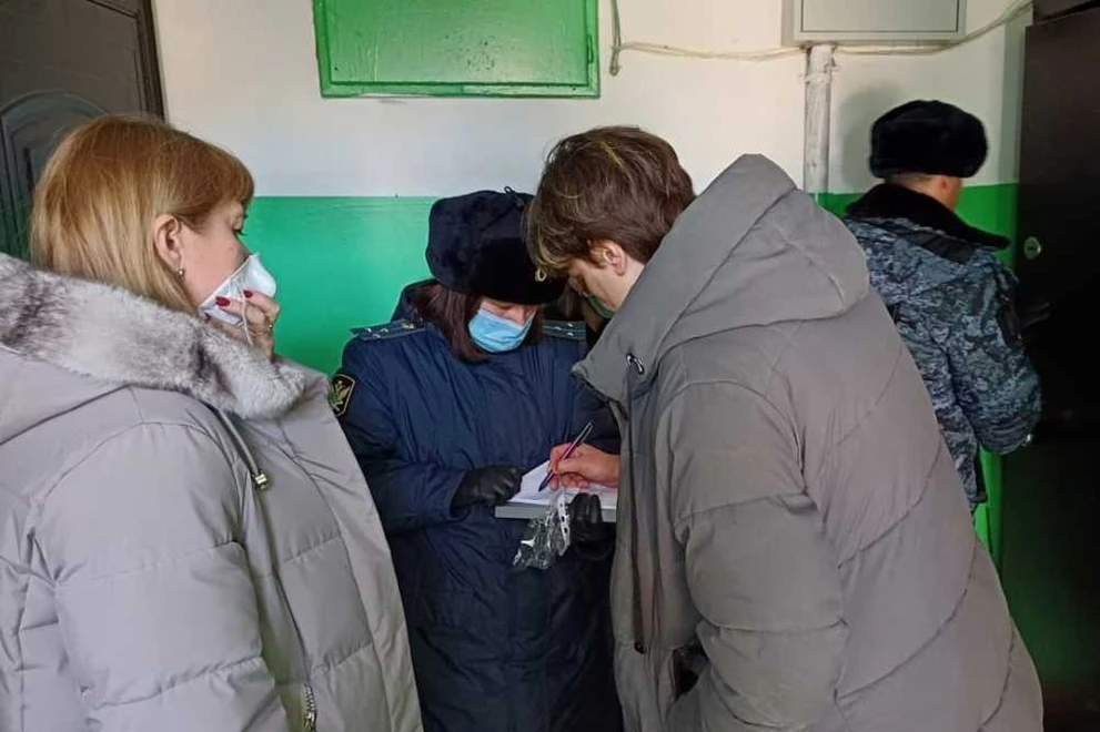 ГУФССП России по Красноярскому краю избавили жильцов от соседства с собачницей