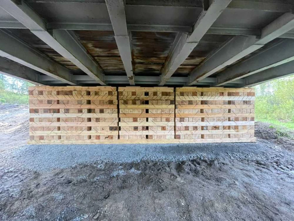 В Томске с помощью деревянных блоков починили мост 