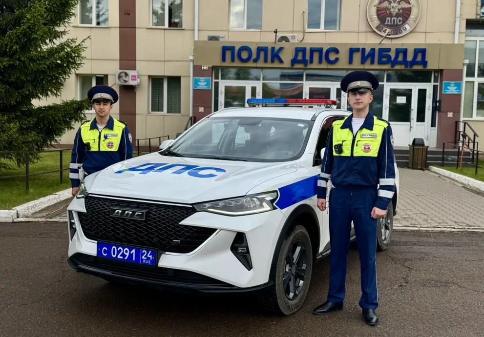 Красноярские сотрудники ДПС помогли пожилому водителю, потерявшему сознание