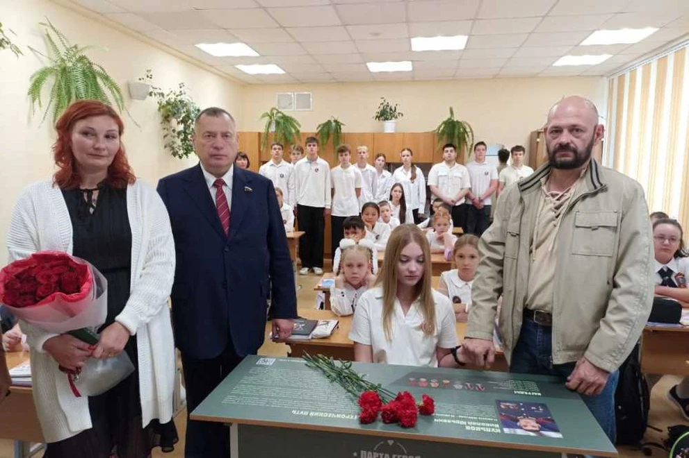 Юрий Швыткин принял участие в открытии Парты Героя в красноярской школе №1