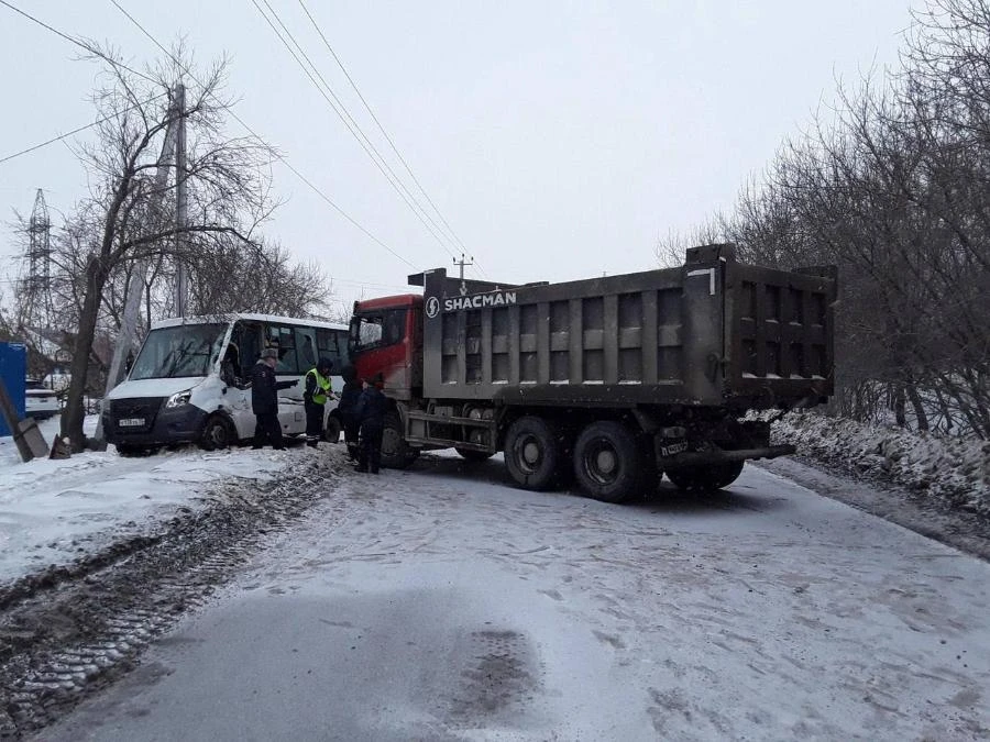 В Омске водитель большегрузного самосвала без прав врезался в автобус