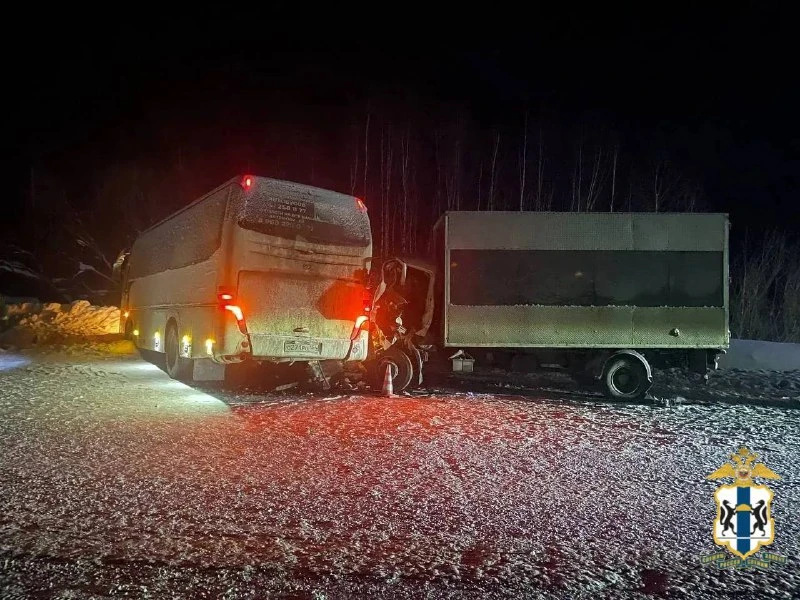 В Новосибирской области автобус столкнулся с грузовиком, есть пострадавшие